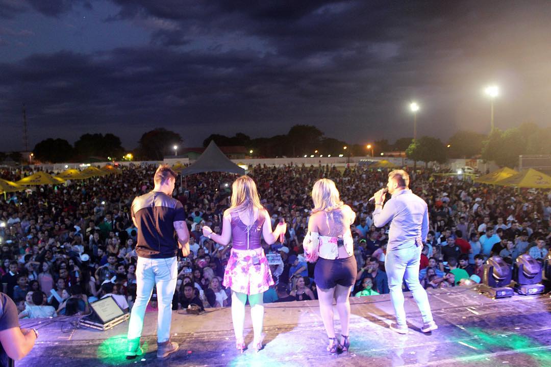 Banda Desejo de Menina no estádio municipal em Valença do Piauí