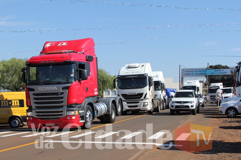 Miles de carros participam da Festa de São Cristóvão