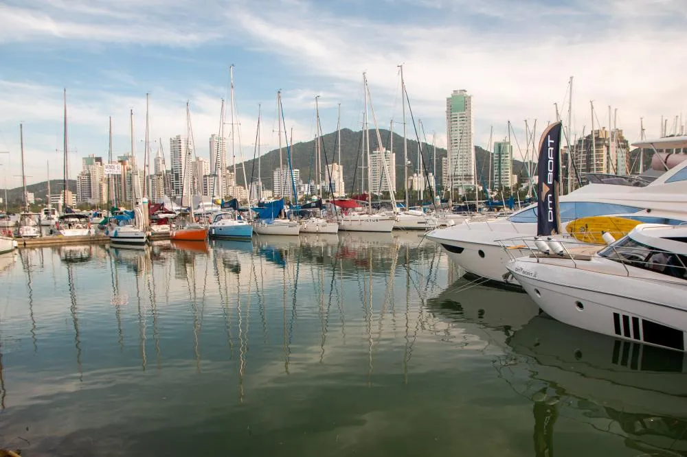Com praias lotadas e mais lanchas no mar em SC, especialista reforça cuidados para evitar acidentes no verão